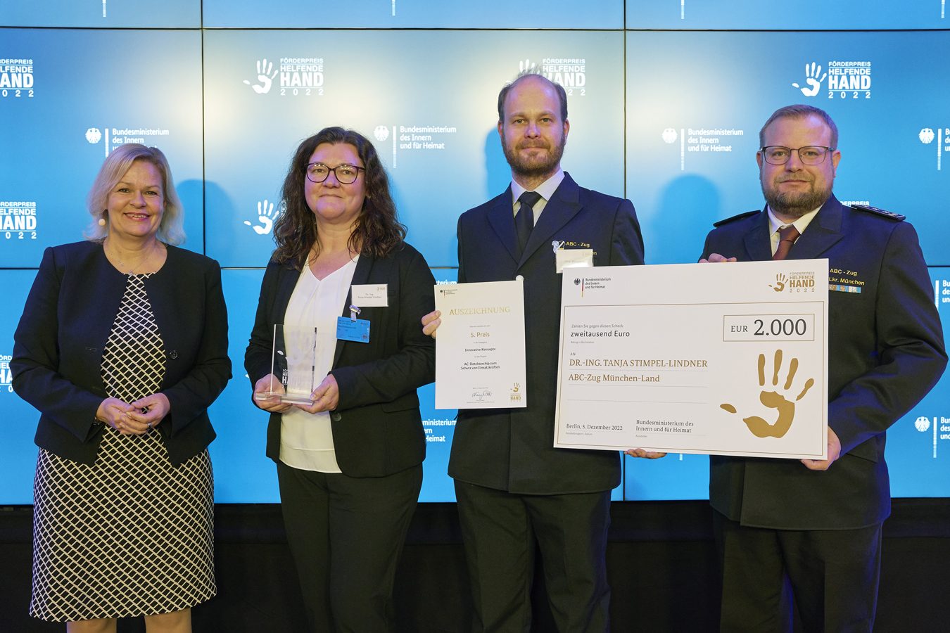 Das ACDC-Projekt wurde auf der Bühne von Nancy Faeser, Bundesministerin des Innern und für Heimat, ausgezeichnet: Tanja Stimpel-Lindner (Universität der Bundeswehr München / ABC-Zug München-Land); Oliver Meisenberg (ABC-Zug München-Land) und Sebastian Sc