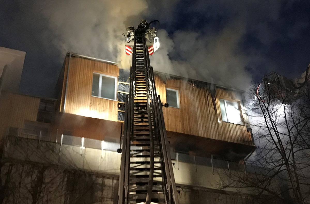 Nächtliche Brandlöschung des Holzhauses