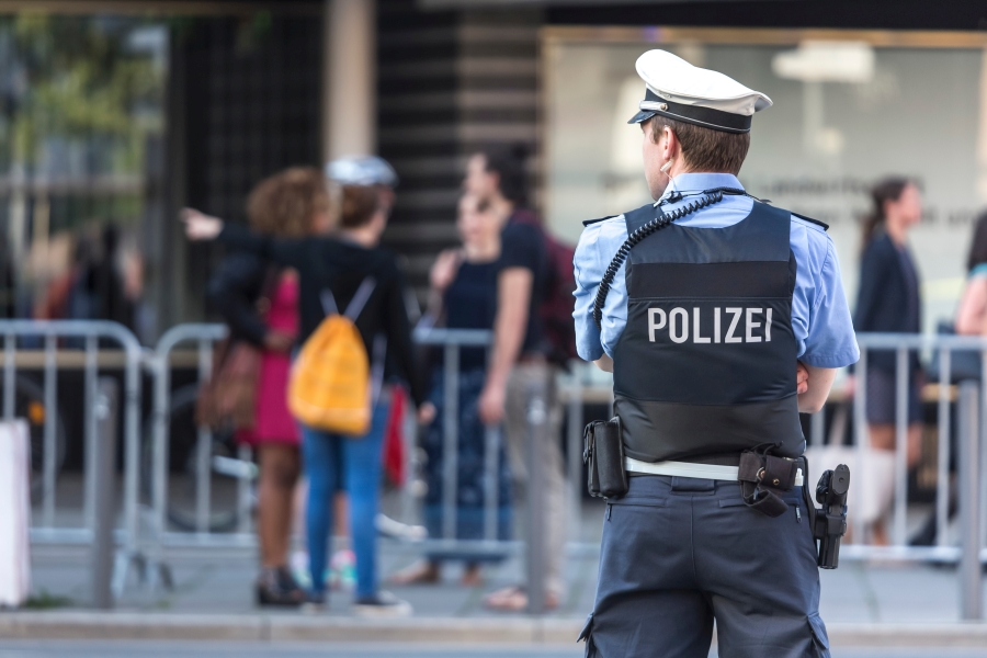 Polizist drausen bei der Strassensicherung
