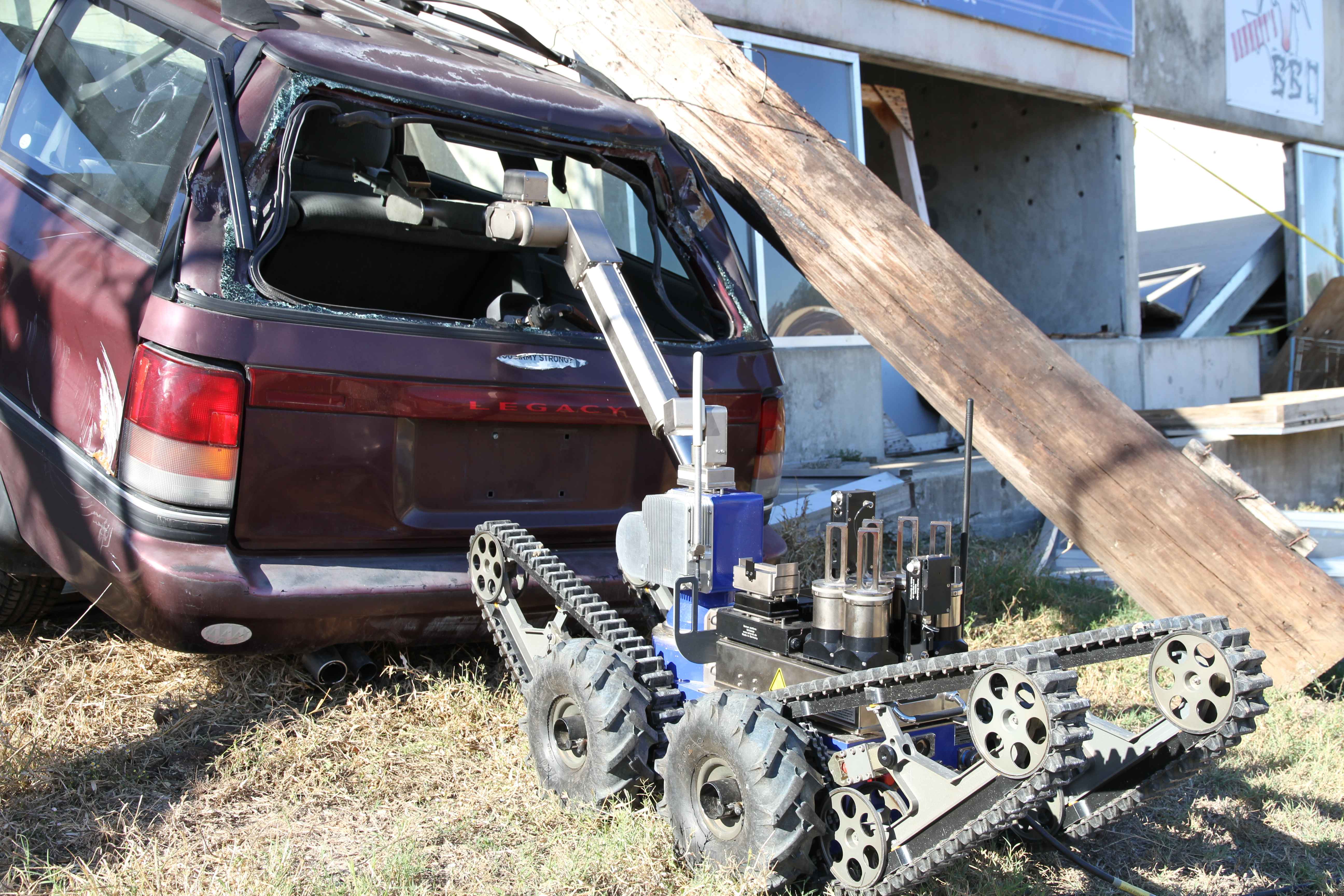 Ferngesteuerter Robot hilft bei der Entfernung vom aufs Auto umgestürzten Baumstamm