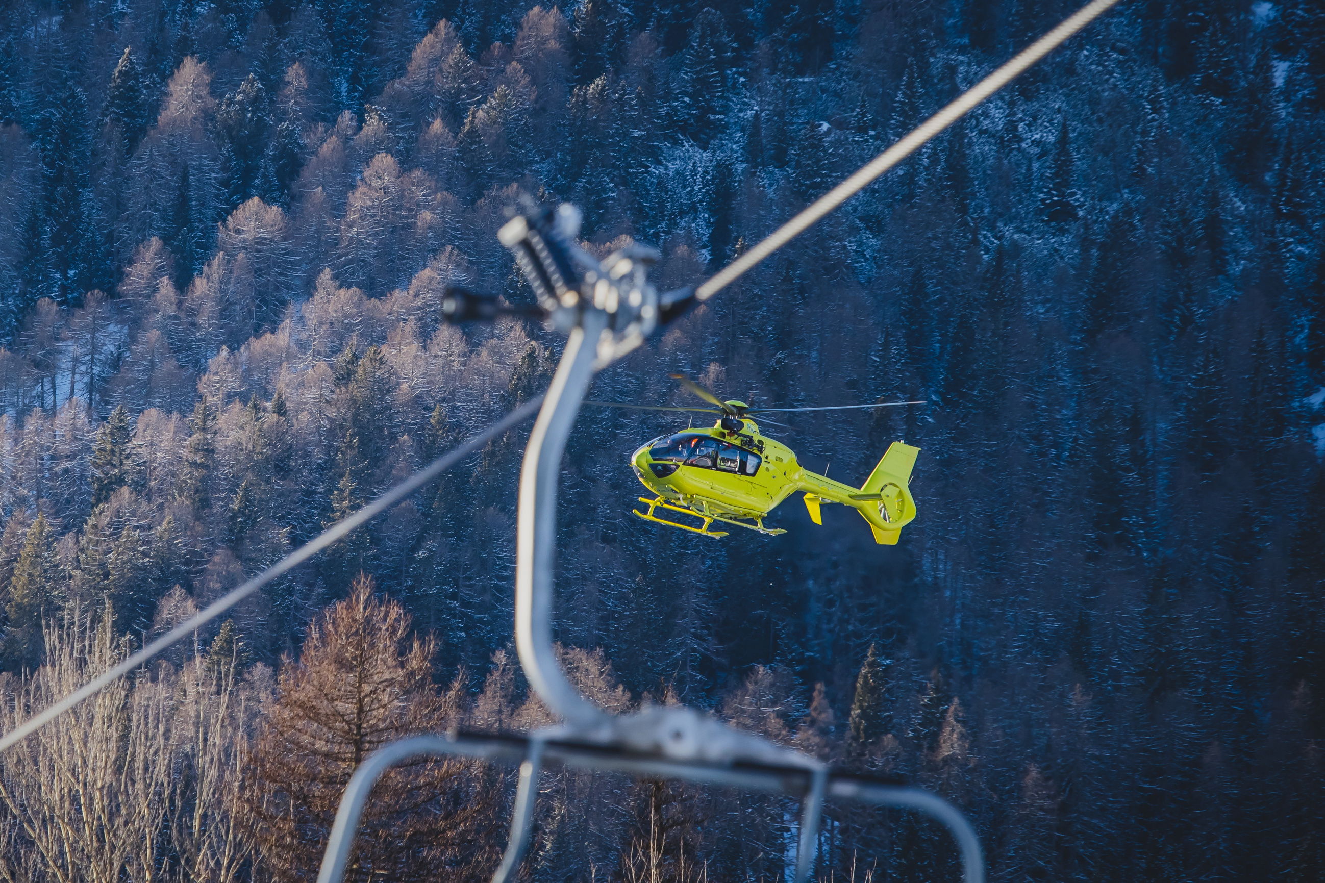 Helikopter fliegt in den Bergen