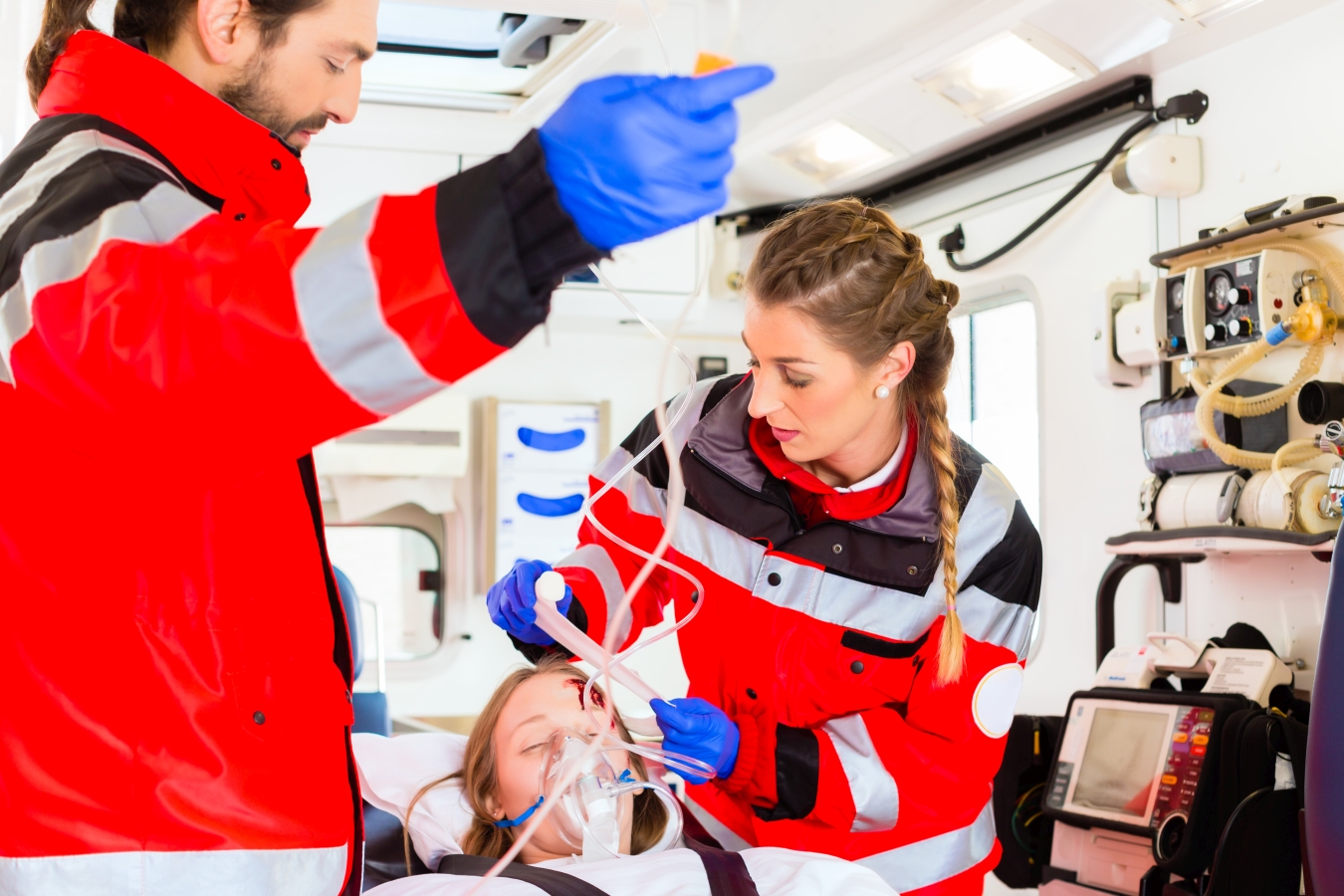 Medizinische Versorgung einer Patientin im Rettungswagen