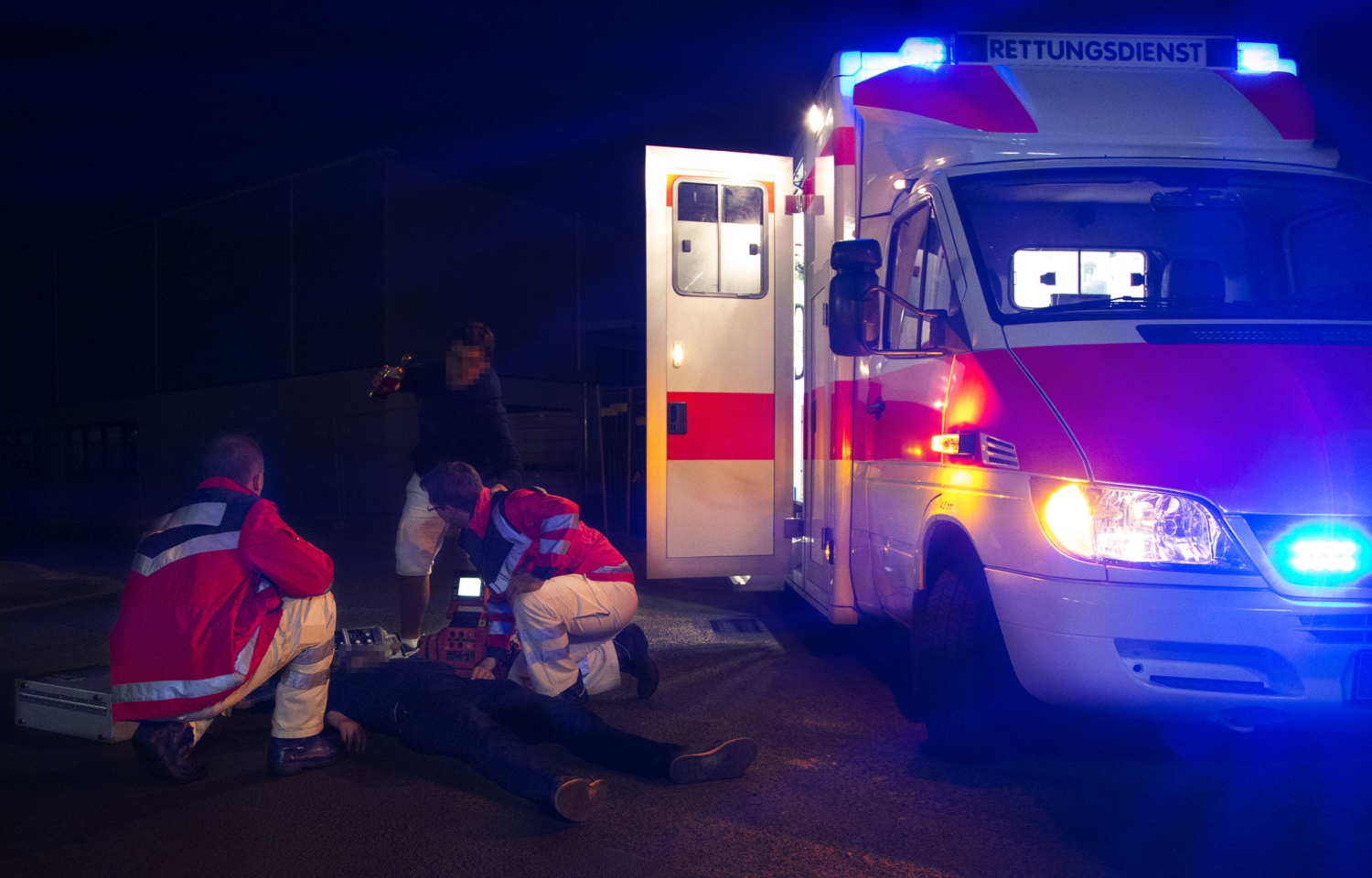 Ein Betrunkener greift Notdienstmitarbeiter im Einsatz