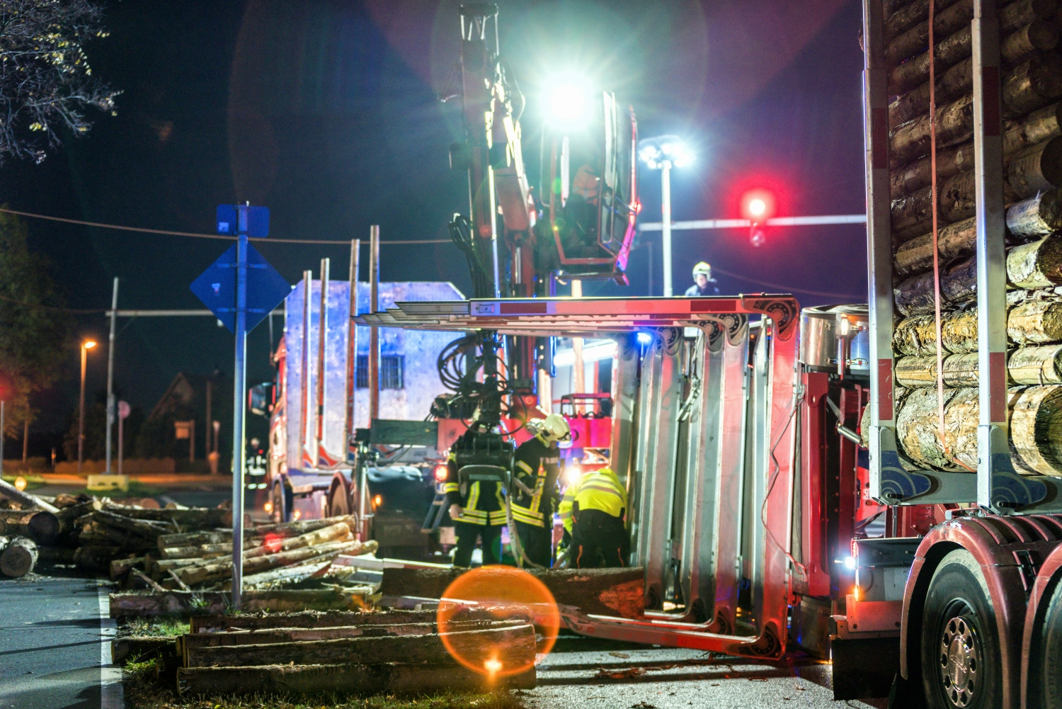 Feuerwehrrettungsaktion beim Großtransportunfall
