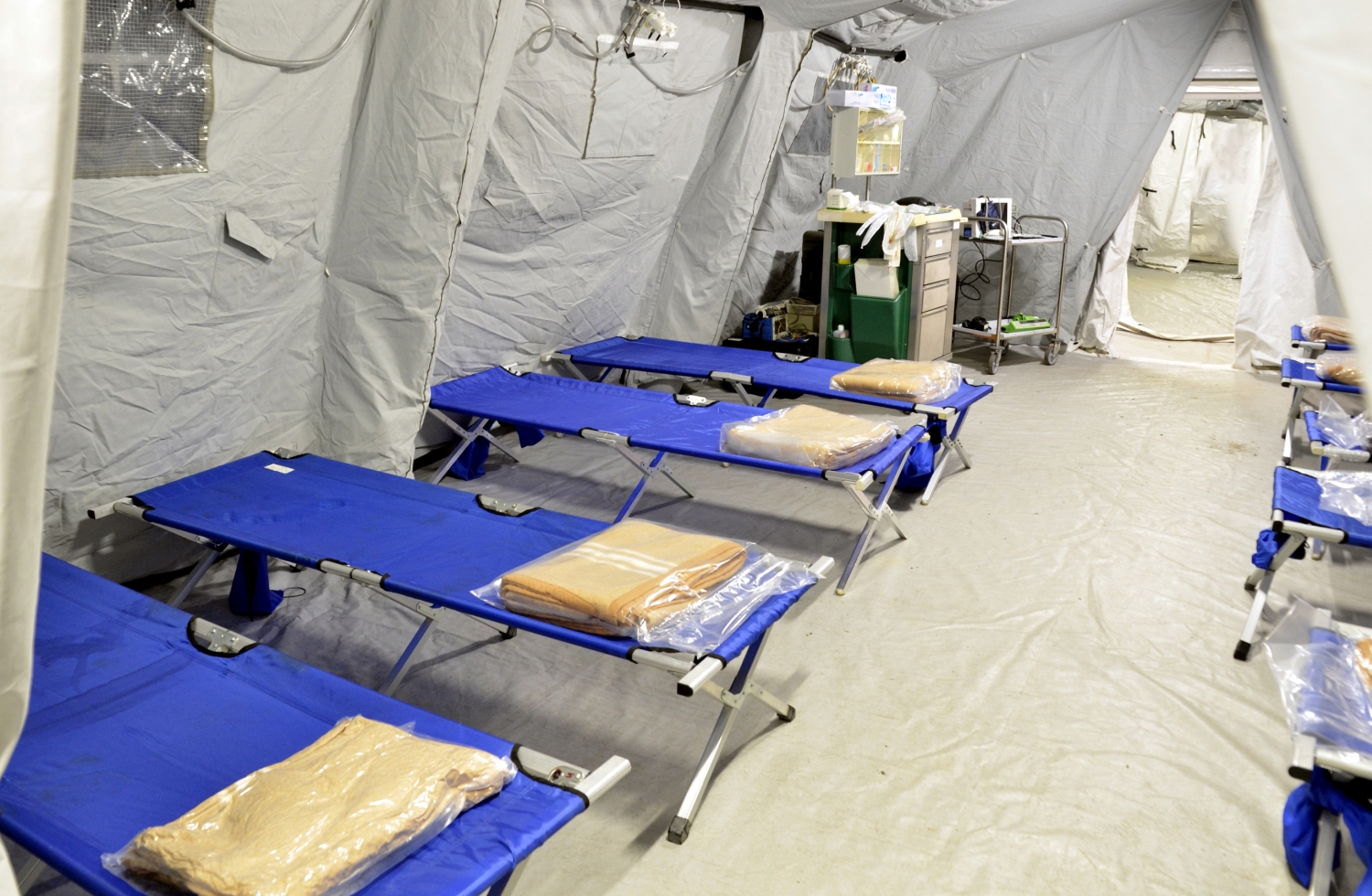 Ein medizinischer Zelt mit vorbereiteten Betten und medizinischem Equipment