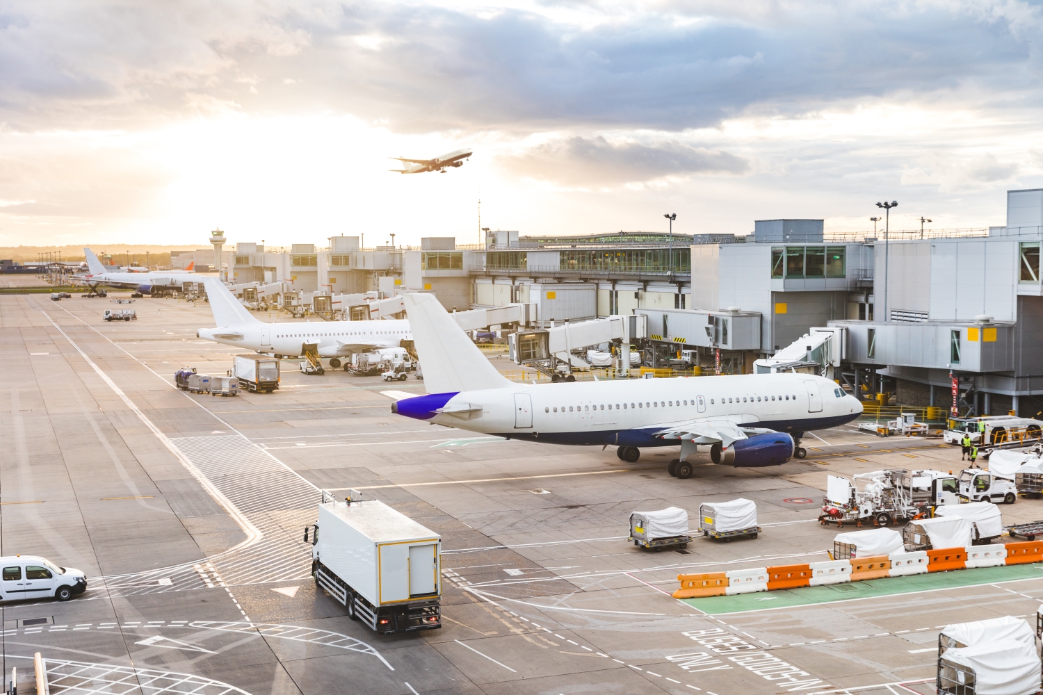 Flugzeuge vor dem Flughafen