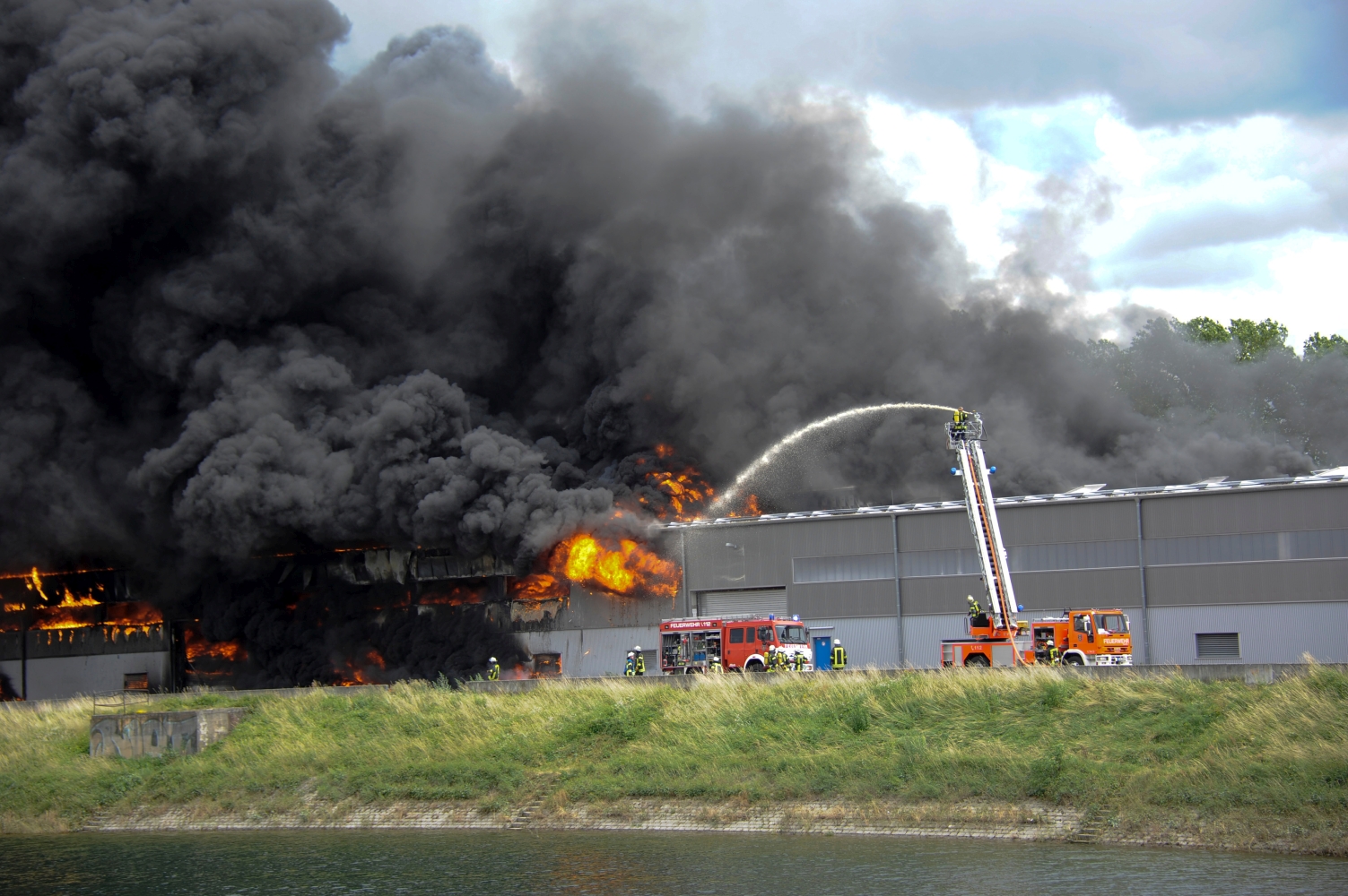 Feuerwehr löscht einen Hallenbrand