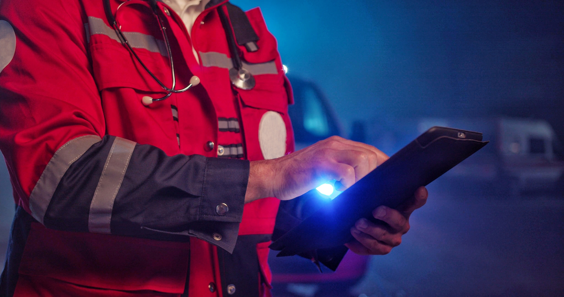 Ein Rettungskraftmitarbeiter mit dem Tablet