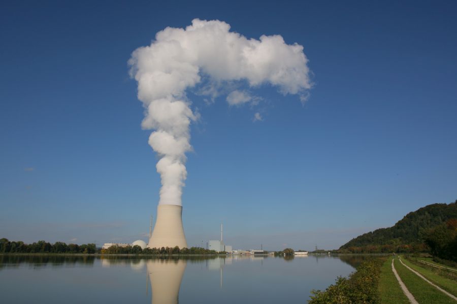 Atomkraftwerk auf dem Fluss