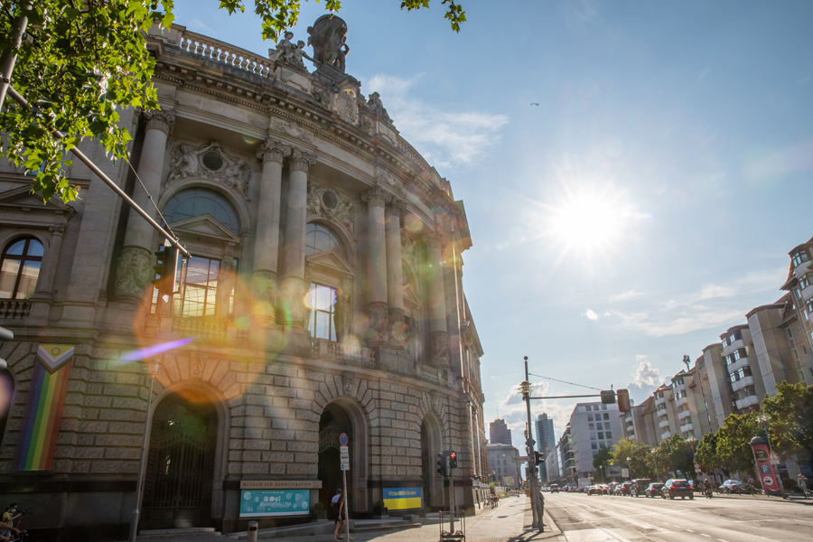 Die Steinfassade des Museums für Kommunikation in Berlin bei Sonnenschein