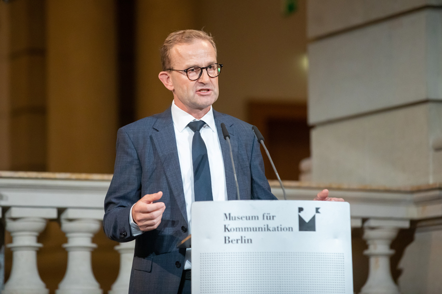 Ein Mann hält eine Rede
