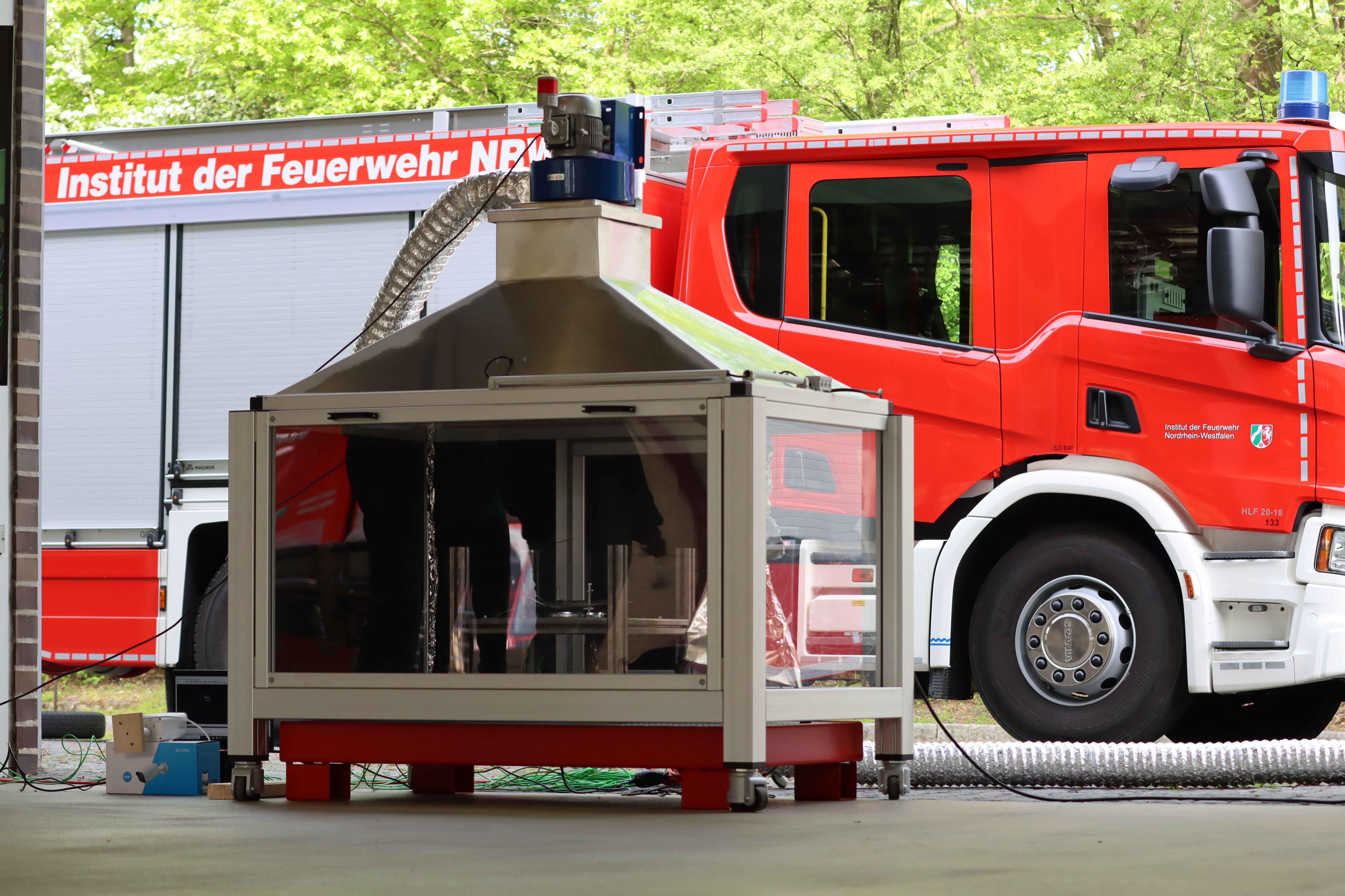 Mobiler Versuchsstand mit Feuerwehrauto IdF NRW