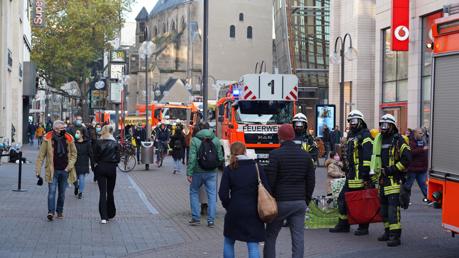 Feuerwehreinsatz in Einkaufsstraße