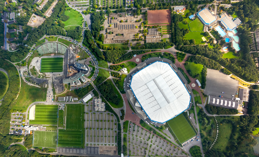 Arena-Park in Gelsenkirchen mit Fußballstadion aus der Vogelperspektive