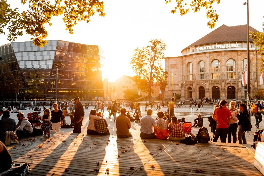 Platz in Freiburg mit gemütlicher Sommeratmosphäre