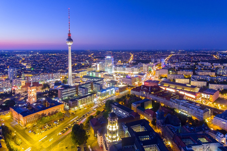 Beleuchtetes Berlin in der Abenddämmerung
