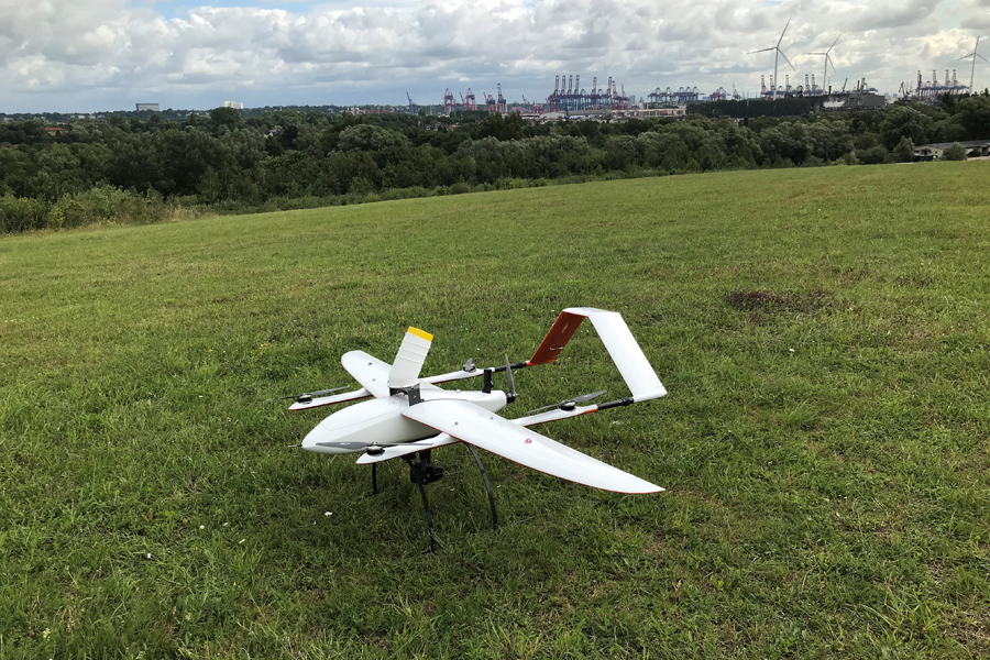 Flügeldrohne startbereit auf Wiese