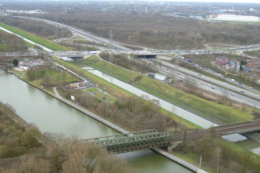Wasserstraßen, Autobahnen und Eisenbahnstrecken laufen nebeneinander entlang und kreuzen sich