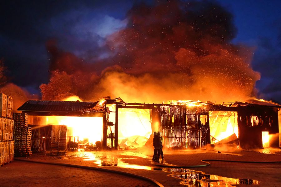 Feuerwehrleute bei der Bekämpfung eines Großbrandes.