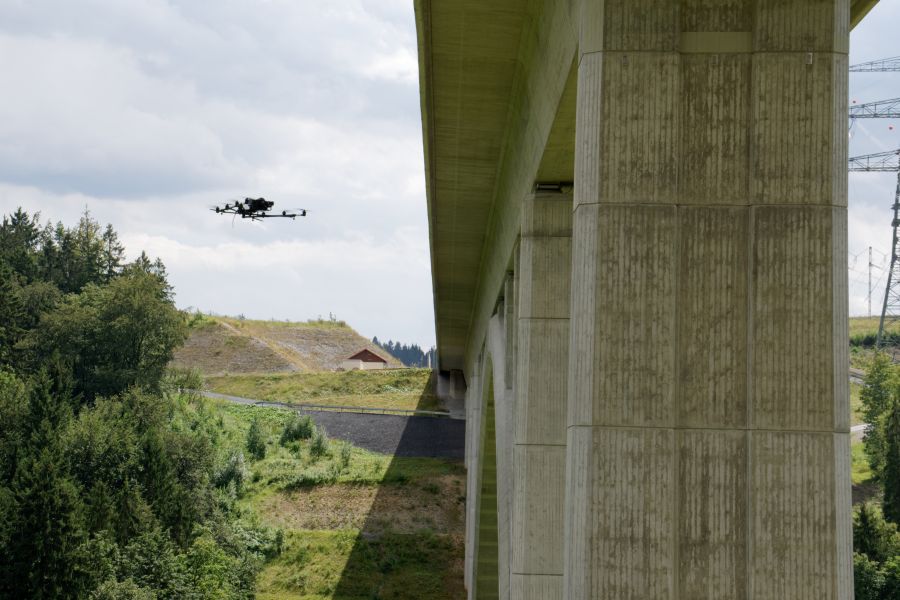Ein unbemanntes Flugsystem (UAS) im Einsatz an einer Brücke.