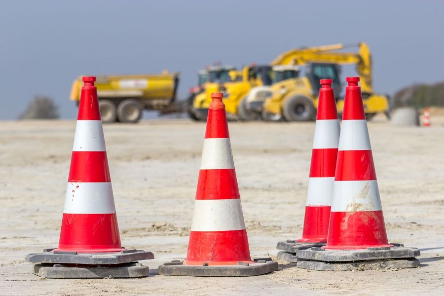 Herkömmliche Baumaschinen sollen im Projekt AKIT zu autonomen Katastrophenhilfesystemen umgerüstet werden.