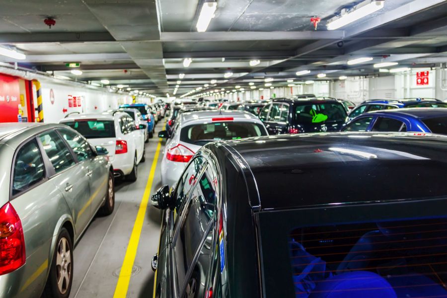 Die Sicherheitsmaßnahmen auf Fährschiffen müssen für alternativ betriebene Fahrzeuge angepasst werden.