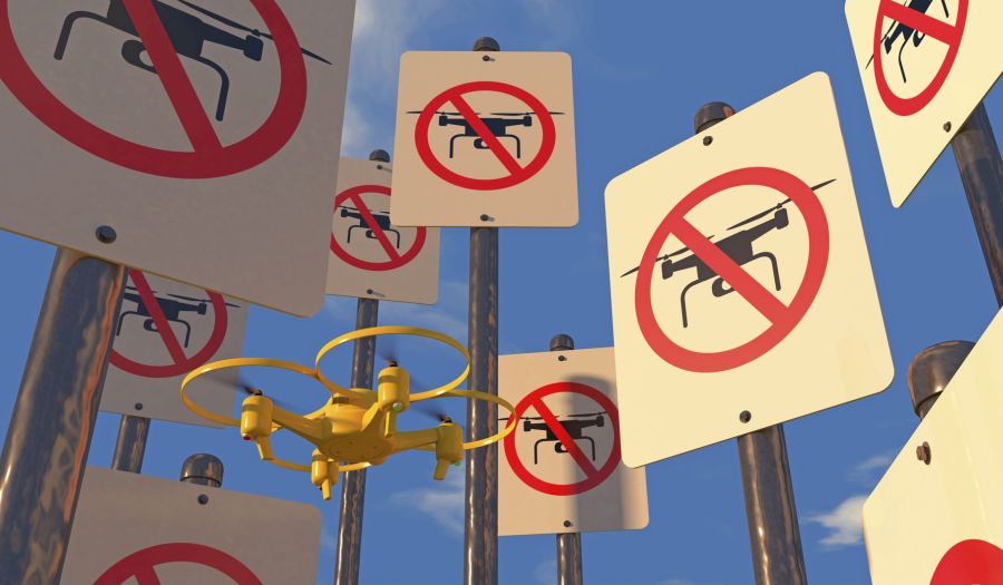 Drohnen können für terroristische Aktivitäten eingesetzt werden. Eine wirksame Abwehr existiert aber bislang nicht. Das deutsch-österreichische Kooperationsprojekt AMBOS wurde ein System zur Abwehr von Drohnen in definierten Sicherheitsbereichen erarbeite