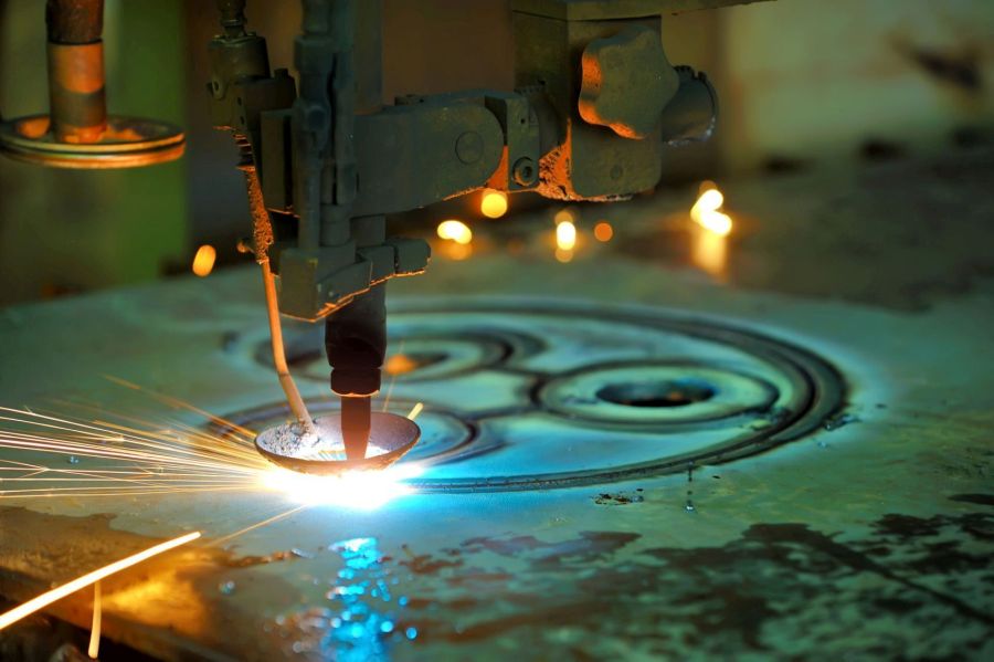Einkerbung einer Stahlplatte mit Hilfe eines Laserstrahls.
