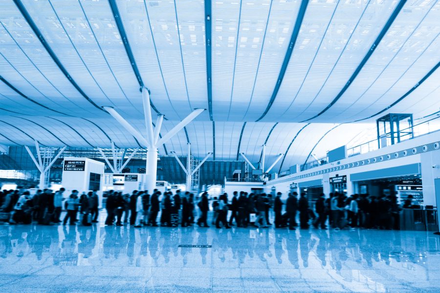 Warteschlage an der Sicherheitskontrolle am Flughafen.