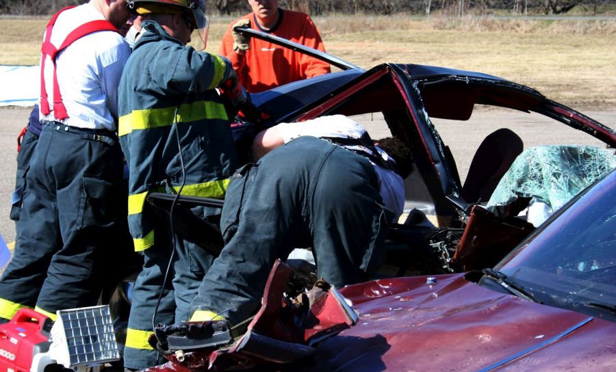Bergung von eingeklemmten Personen aus einem verunfallten Auto.