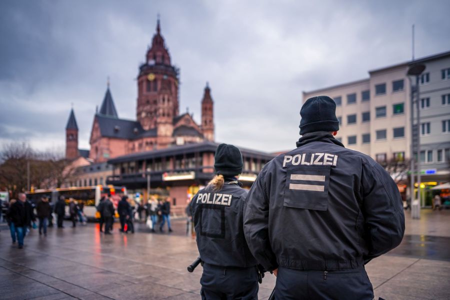Die Polizei spielt eine wichtige Rolle bei der Gewährleistung von Sicherheit.