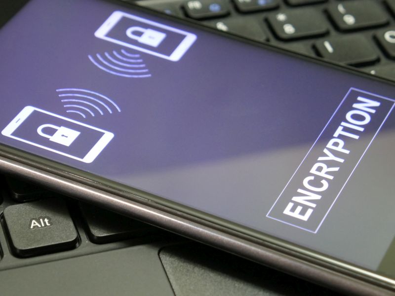 Smartphoneauswertung zur Informationsgewinnung.