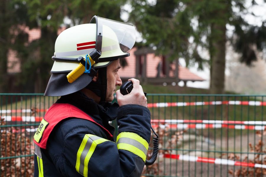 Kommunikation der Feuerwehrkräfte am Einsatzort. 