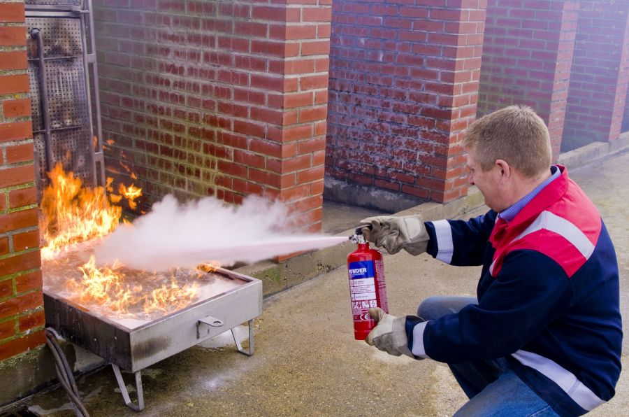 Im Projekt werden die Einsatzmöglichkeiten von Kleinstfeuerlöschern eingehend untersucht.