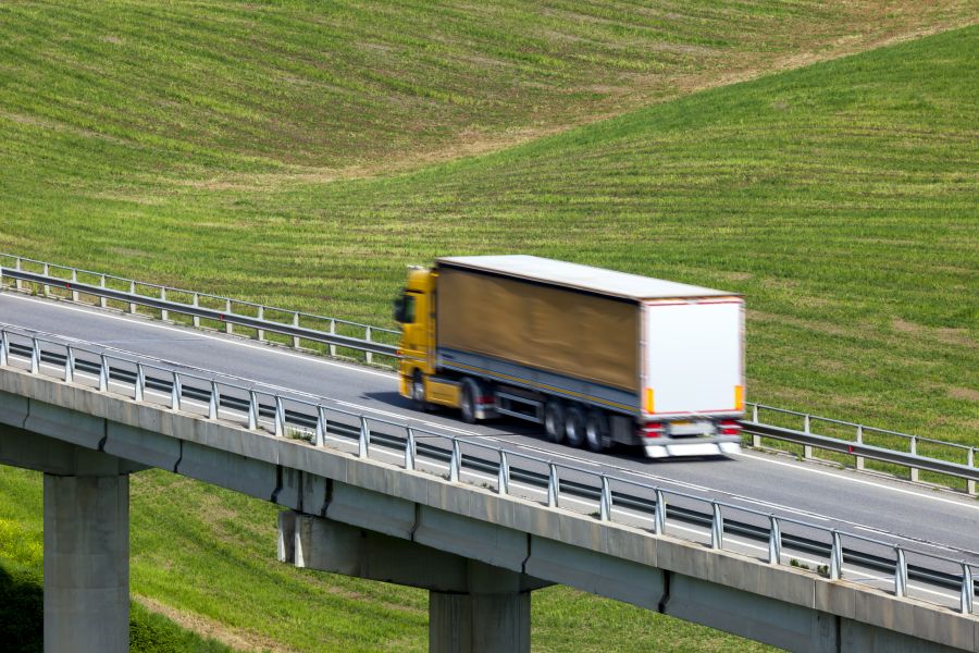 Straßenbrücken sind häufig großen Belastungen ausgesetzt.