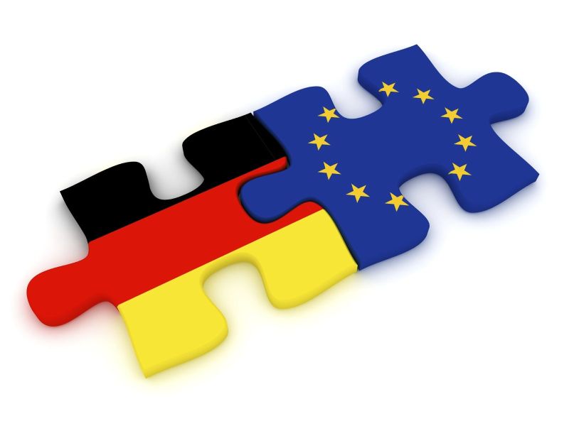 Zwei Puzzelteile - Deutscland und Europa - stecken zusammen