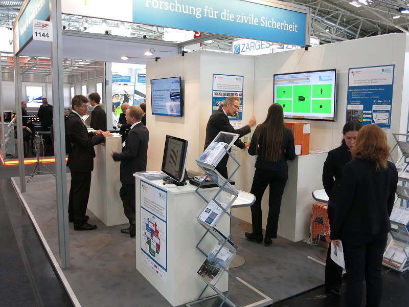 BMBF-Messestand mit den Besuchern