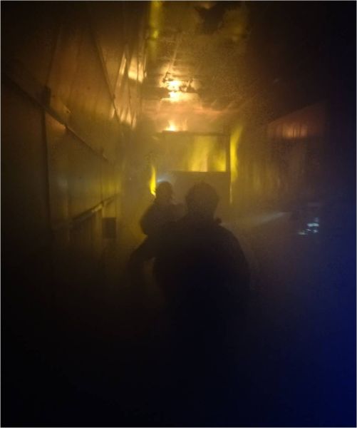 Löschübung eines Lkw-Brandes in einem Straßentunnel unter realistischen Bedingungen in einer Brandsimulationsanlage.
