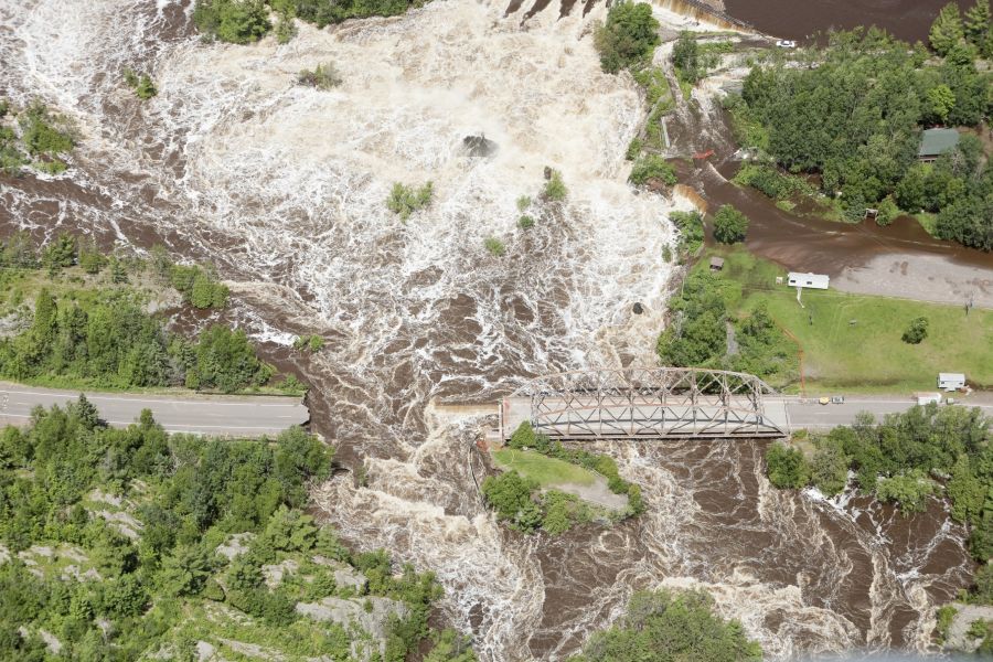 Durch Hochwasser können Straßen unpassierbar werden.