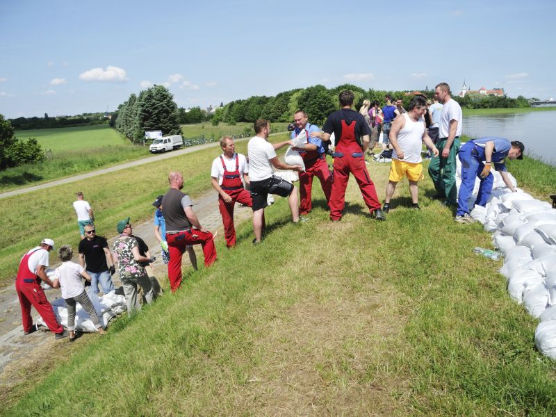 Freiwilligenarbeit beim Elbehochwasser 2013 bei Torgau in Sachsen.