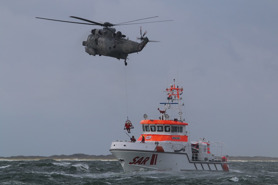 Rettungsaktion am Meer mit dem Hubschrauber und einem Boot