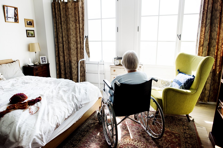 Oma im Rollstuhl in eigenem Zimmer