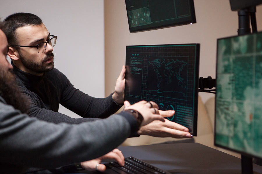 Zwei Webentwickler arbeiten am Rechner