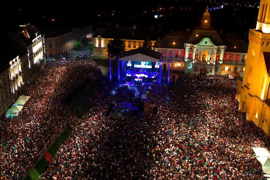 Musikfestival auf einem großen Platz nachts