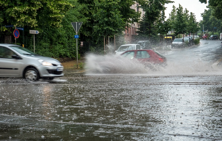 Unwetter auf der Straße mit den Autos