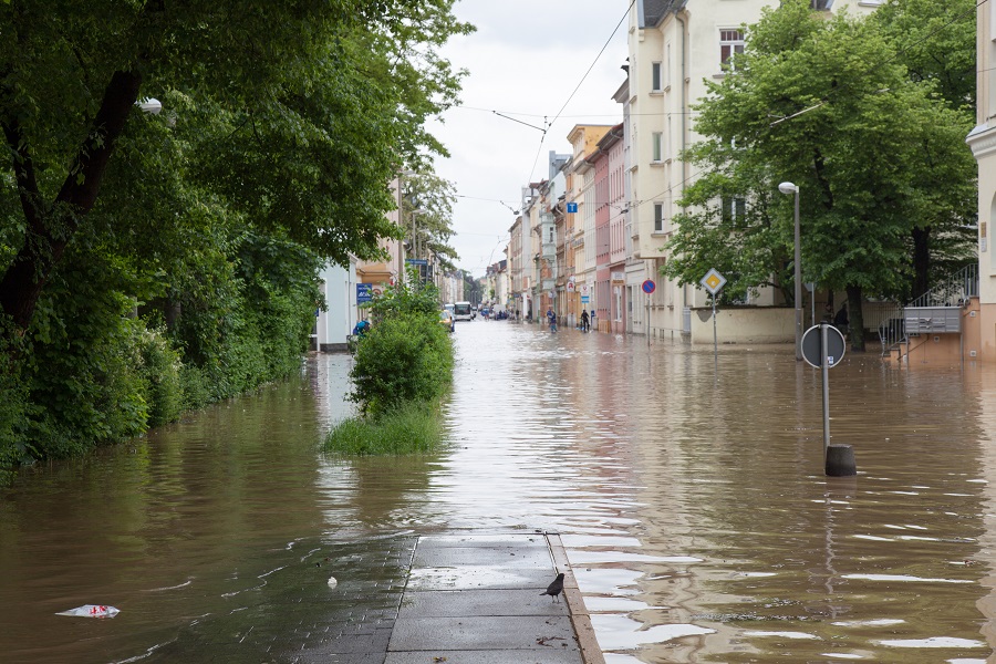Überflutungen auf der Stadtstrasse