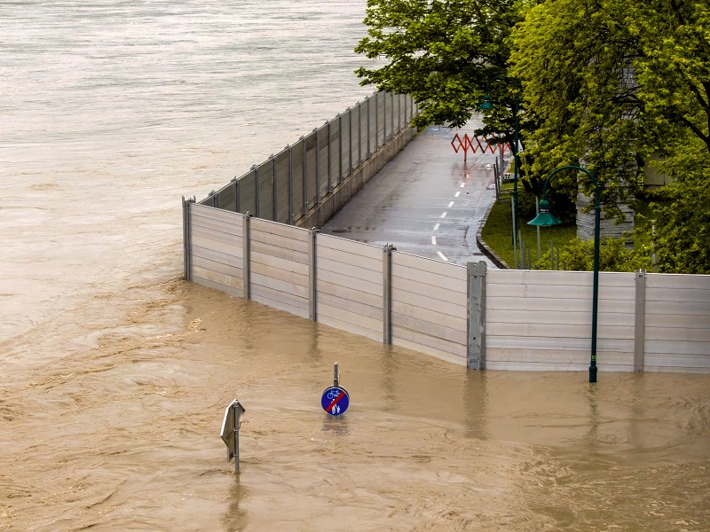 Ein Haus mit den Wasserschutzwänden