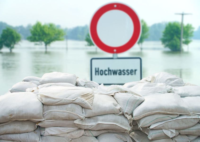 Hochwasserschutz durch einen aus Sandsäcken errichteten Deich.