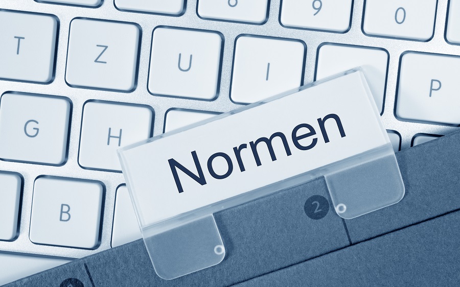 Computertastatur mit dem SChriftzug Normen