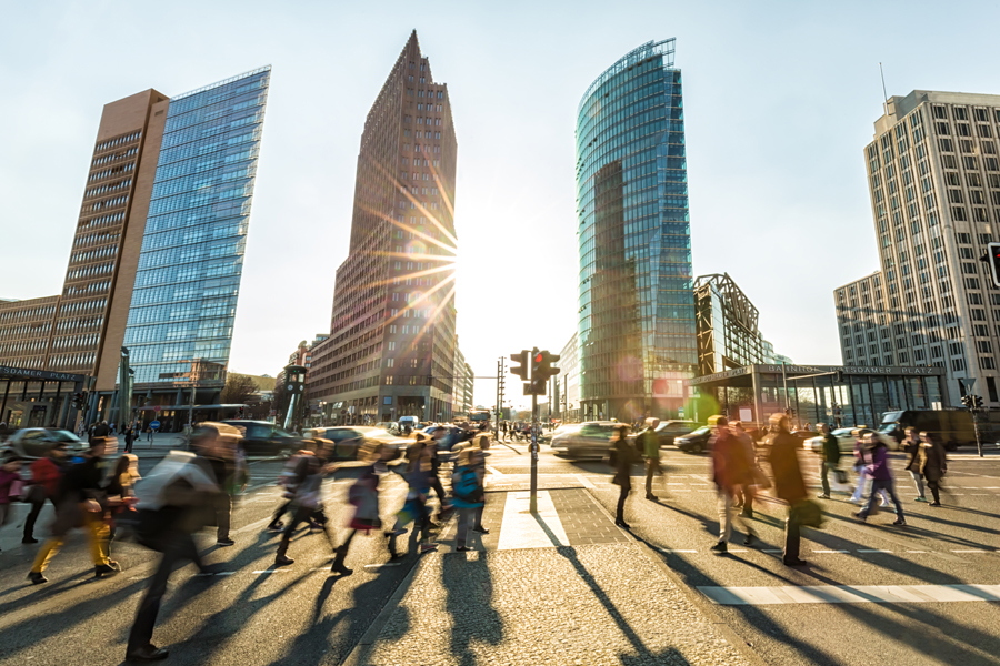 Belebter Potsdamer Platz in Berlin bei tief stehender Sonne